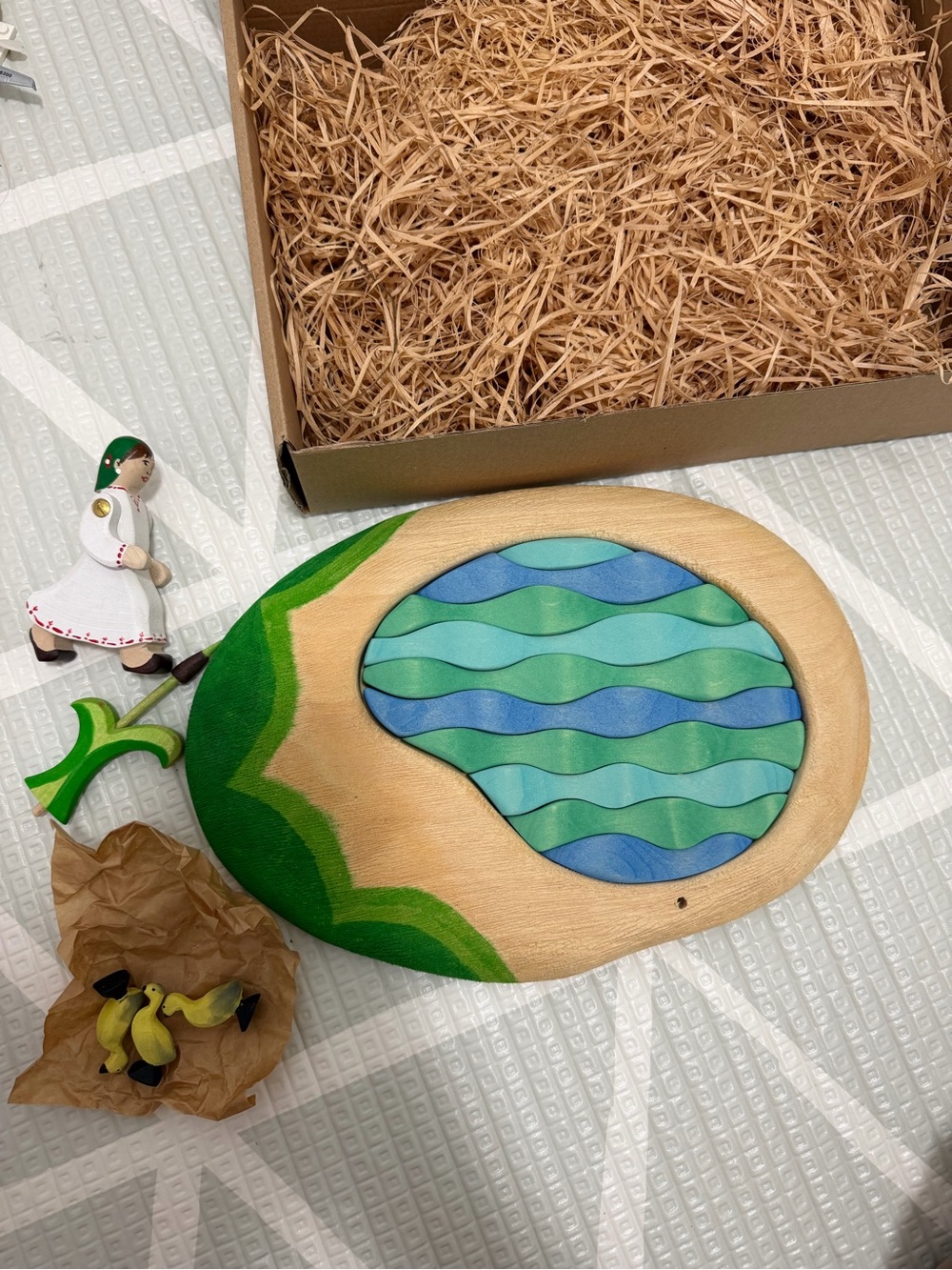 Bumbu toys Wooden Lake Cattail Girl and duckling set - Picture 3 of 3